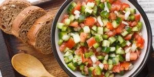 Los andaluces preparan la ensalada perfecta para combatir el calor con tomate, pimiento verde, cebolla, huevo duro y aceite de oliva