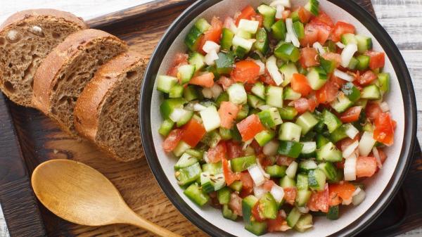 Los andaluces preparan la ensalada perfecta para combatir el calor con tomate, pimiento verde, cebolla, huevo duro y aceite de oliva