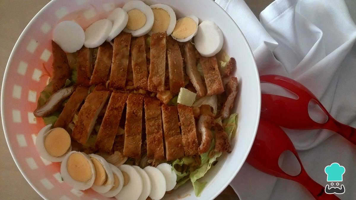 Receta de Ensalada con pasta y pollo empanado