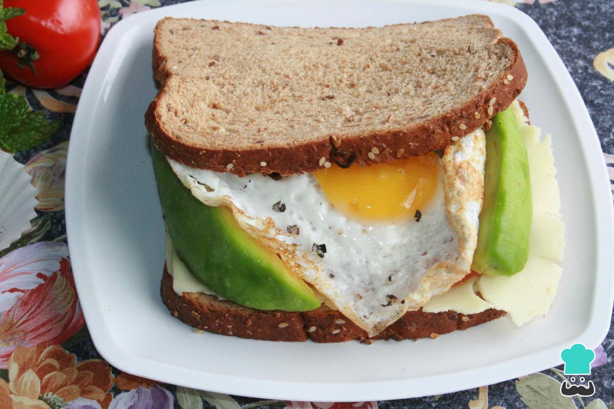 Receta de Sándwich de huevo con aguacate