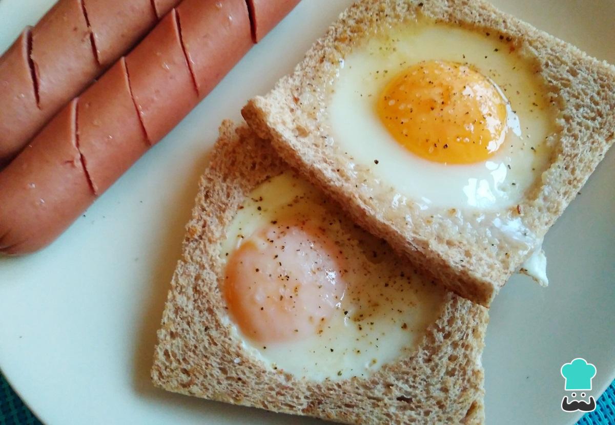 Receta de Tostadas con huevo en el centro