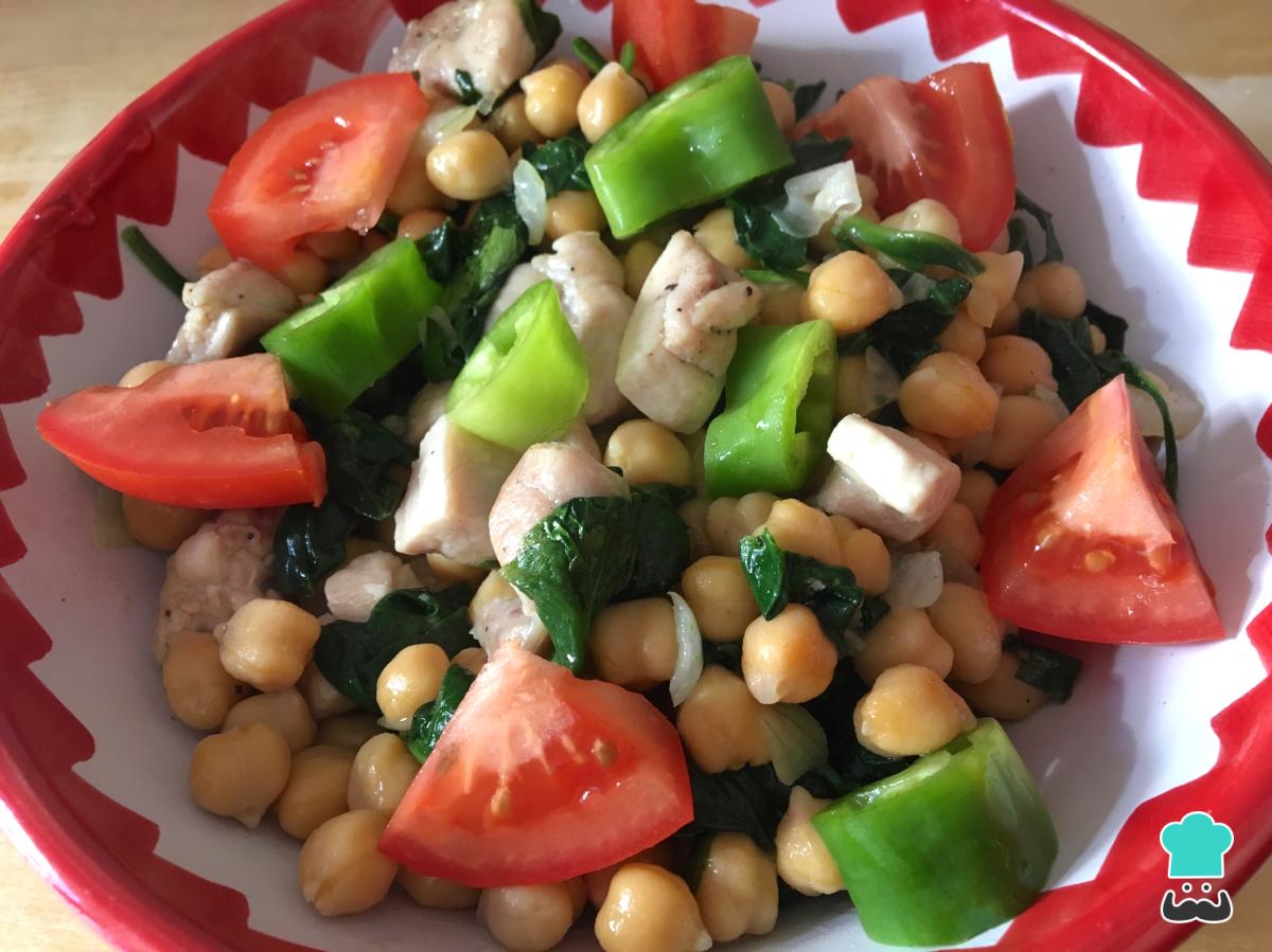 Receta de Ensalada templada de garbanzos con pollo