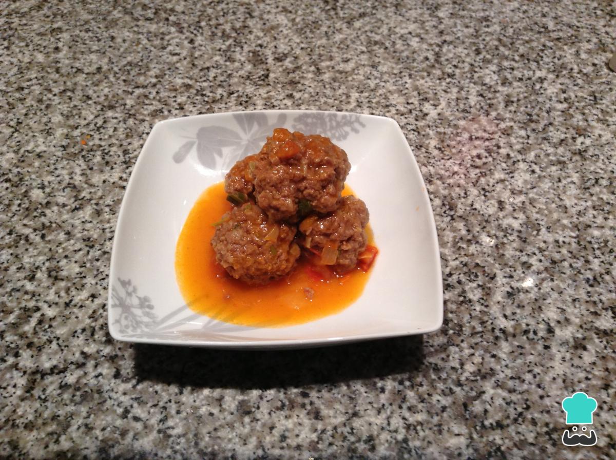 Receta de Albondigas en salsa napolitana.