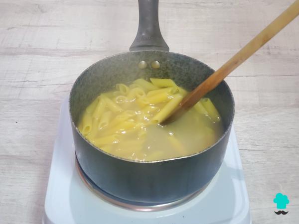 Receta de Macarrones a la carbonara con nata: el plato de pasta que nunca falla, ahora con una salsa aún más cremosa - Paso 1