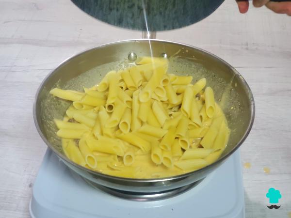 Receta de Macarrones a la carbonara con nata: el plato de pasta que nunca falla, ahora con una salsa aún más cremosa - Paso 6