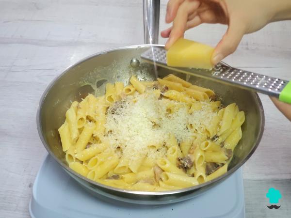 Receta de Macarrones a la carbonara con nata: el plato de pasta que nunca falla, ahora con una salsa aún más cremosa - Paso 7