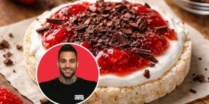 Adrián Muria, experto en nutrición, explica cómo hacer una tortita proteica sabor cheesecake: "Solo tiene 60 calorías y casi 4 gramos de proteína"