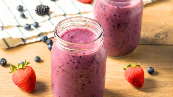 Adiós a la astenia primaveral: el batido con frutas de temporada que te dará un chute de energía natural cada mañana