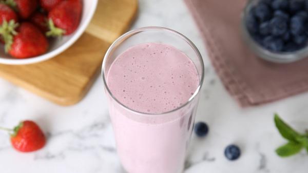 Adiós a la astenia primaveral: el batido con frutas de temporada que te dará un chute de energía natural cada mañana - Receta del batido energético con frutas de temporada para empezar el día con energía