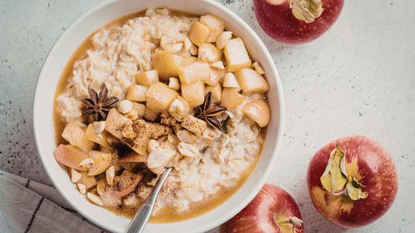 Los cinco desayunos que recomiendan los cardiólogos para cuidar el corazón - Avena cocida con manzana, canela y almendras