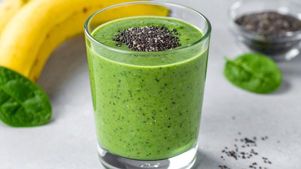 Los cinco desayunos que recomiendan los cardiólogos para cuidar el corazón - Batido verde con espinaca, plátano, avena y bebida vegetal