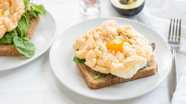 Los cinco desayunos que recomiendan los cardiólogos para cuidar el corazón - Huevos con espinacas y pan integral
