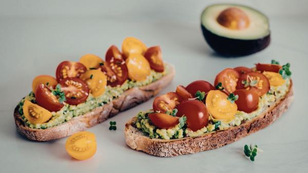 Los cinco desayunos que recomiendan los cardiólogos para cuidar el corazón - Tostada integral con aguacate, tomate y aceite de oliva virgen extra