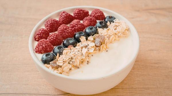 Los cinco desayunos que recomiendan los cardiólogos para cuidar el corazón - Yogur natural con frutos rojos, nueces y semillas
