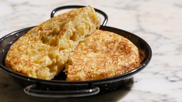 Adora, abuela cocinera: “La tortilla de patatas está mucho más sabrosa si le añades pimientos, cebolleta y jamón” - Los ingredientes que Adora añade a la tortilla de patatas para darle más sabor