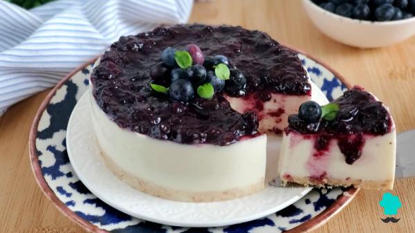 Receta de Tarta de queso y arándanos sin horno: un postre muy cremoso y fácil de preparar en casa