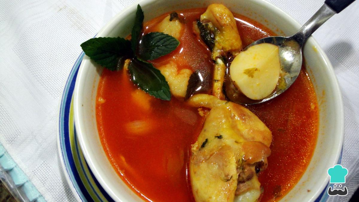 Receta de Caldo de pollo con guajillo