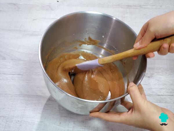 Receta de Chocoflan o pastel imposible: cómo conseguir dos capas perfectas sin que se mezclen ni se desmonten - Paso 7