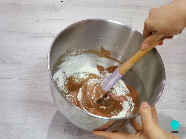Receta de Chocoflan o pastel imposible: cómo conseguir dos capas perfectas sin que se mezclen ni se desmonten - Paso 8