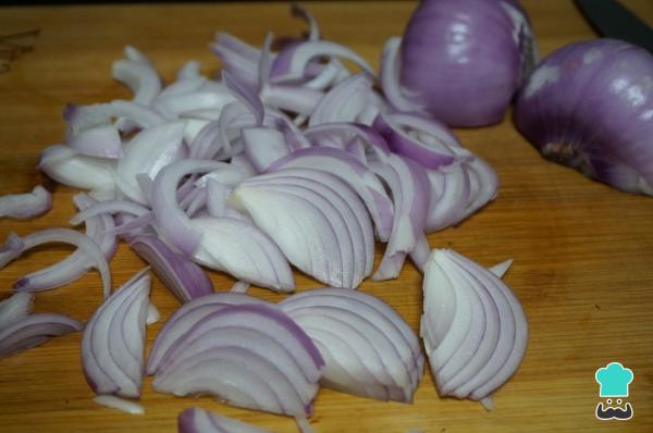 Receta de Salchichas frescas con cebolla y vino blanco - Paso 2