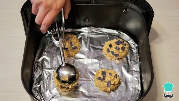 Receta de Galletas de avena y chocolate en airfryer, fáciles y listas en 10 minutos - Paso 5