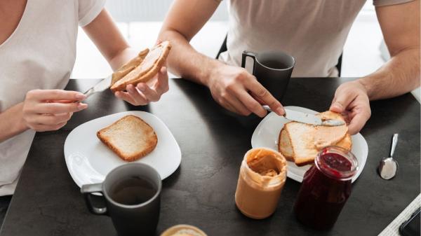 Científicos avisan: tu desayuno puede estar dañando tu esmalte dental más de lo que piensas - Lo que pasa en tu boca durante los primeros 30 segundos tras comer almidón