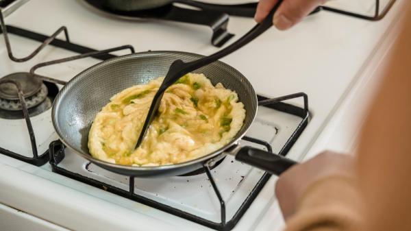 Alfredo Vozmediano, chef: “Para que la tortilla francesa no se pegue, no añadas más aceite, la clave es calentar bien la sartén” - El error más frecuente no es usar poco aceite, sino una sartén demasiado fría