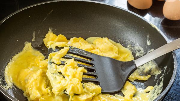 Alfredo Vozmediano, chef: “Para que la tortilla francesa no se pegue, no añadas más aceite, la clave es calentar bien la sartén” - Sartenes de acero inoxidable o antiadherente: ambas funcionan, pero solo si las utilizas de la forma correcta