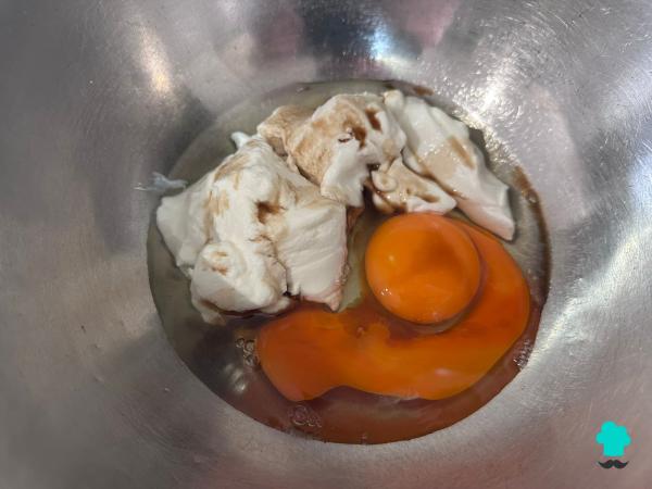 Receta de Bizcocho de yogur sin azúcar en freidora de aire: fácil y con una miga muy esponjosa - Paso 2