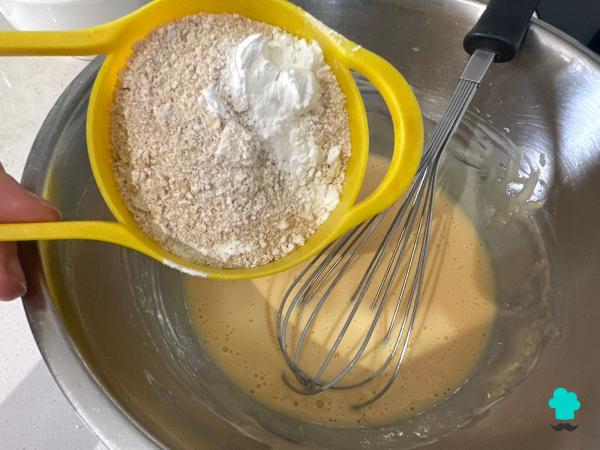 Receta de Bizcocho de yogur sin azúcar en freidora de aire: fácil y con una miga muy esponjosa - Paso 4