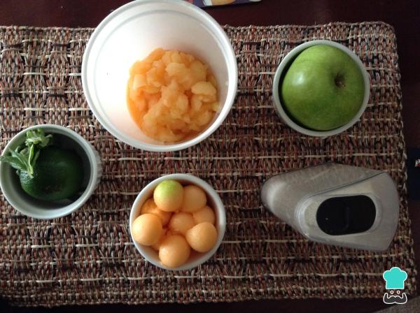 Receta de Gazpacho de melón y manzana - Paso 1