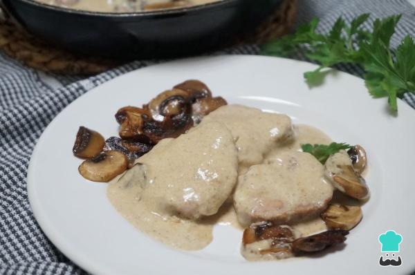 Receta de Solomillo de cerdo en salsa de champiñones y cebolla