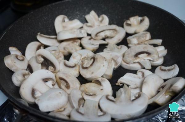 Receta de Solomillo de cerdo en salsa de champiñones y cebolla - Paso 6