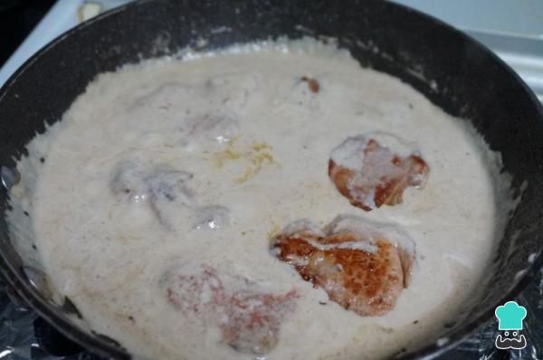 Receta de Solomillo de cerdo en salsa de champiñones y cebolla - Paso 7