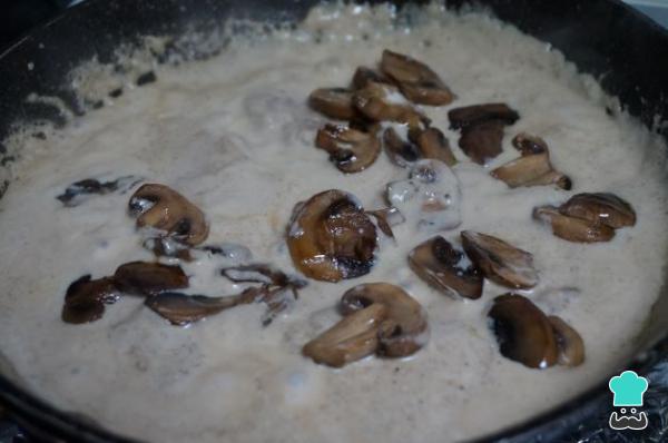 Receta de Solomillo de cerdo en salsa de champiñones y cebolla - Paso 8