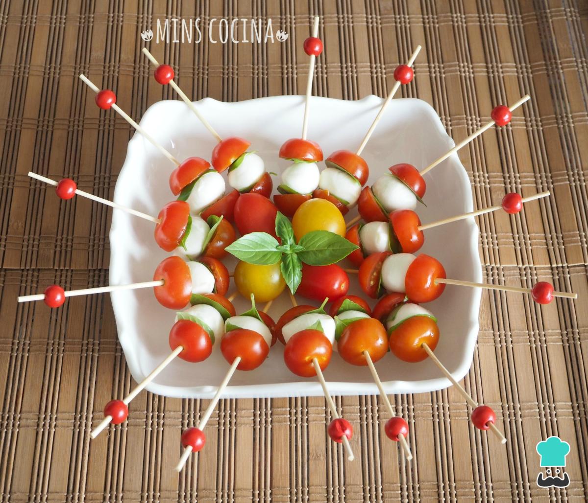 Receta de Brochetas de tomate cherry, queso y albahaca