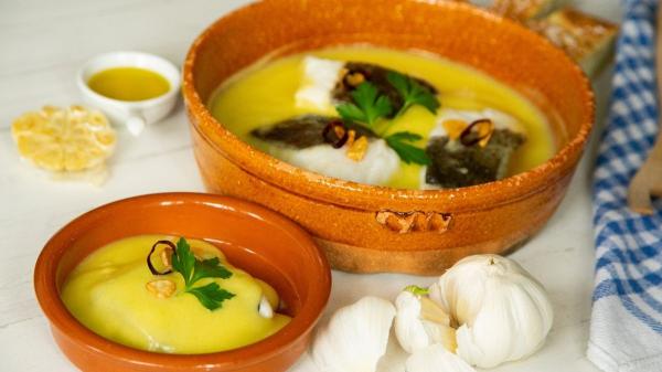 Los chefs vascos coinciden: “El bacalao al pil‑pil perfecto se logra con estos 4 ingredientes y moviendo así la cazuela” - Los 4 ingredientes imprescindibles para un buen bacalao al pil-pil