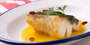 Los chefs vascos coinciden: “El bacalao al pil‑pil perfecto se logra con estos 4 ingredientes y moviendo así la cazuela”