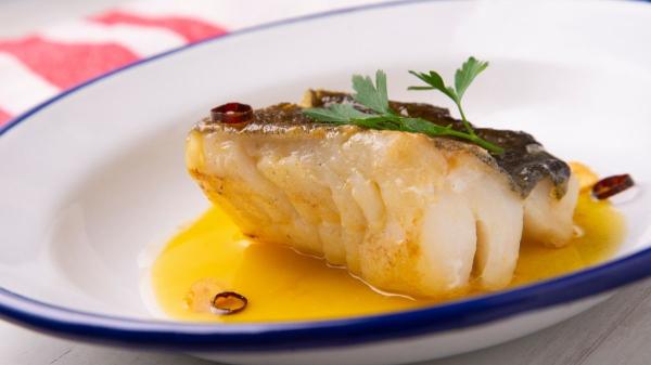Los chefs vascos coinciden: “El bacalao al pil‑pil perfecto se logra con estos 4 ingredientes y moviendo así la cazuela”