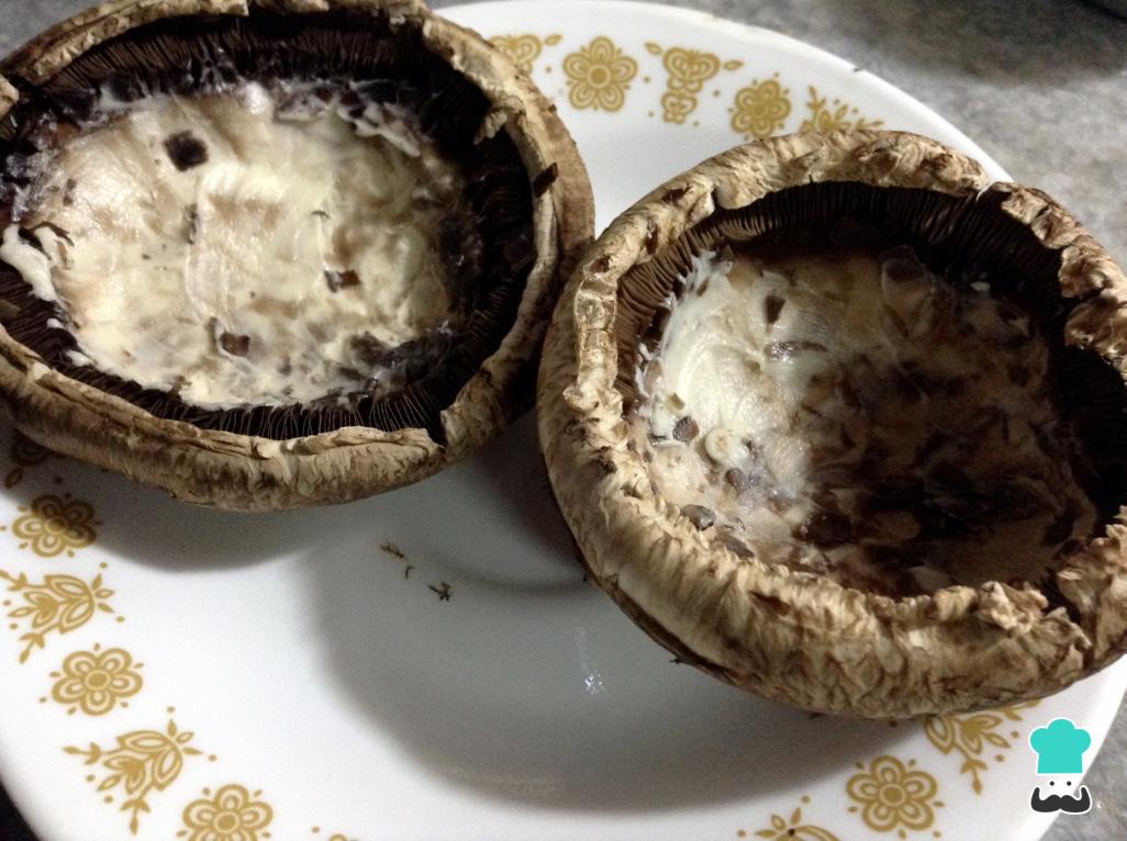 Hongos portobello rellenos de queso de cabra Fácil