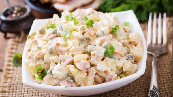 Los chefs vascos coinciden: “El error más habitual al hacer ensaladilla rusa es dejar parte del aceite del atún en la mezcla y no hacer mayonesa casera” - Cómo evitar una ensaladilla rusa grasienta y lograr una textura cremosa, según Eva Arguiñano