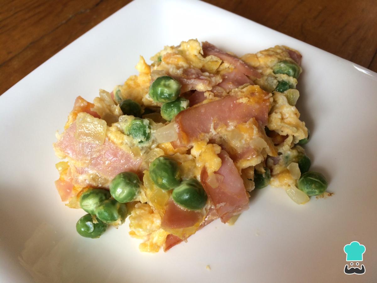Receta de Guisantes con jamón y huevo revuelto