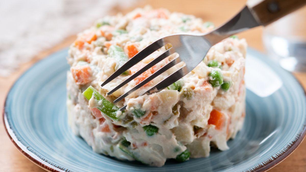 Los chefs vascos coinciden: “El error más habitual al hacer ensaladilla rusa es dejar parte del aceite del atún en la mezcla y no hacer mayonesa casera”