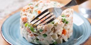 Los chefs vascos coinciden: “El error más habitual al hacer ensaladilla rusa es dejar parte del aceite del atún en la mezcla y no hacer mayonesa casera”