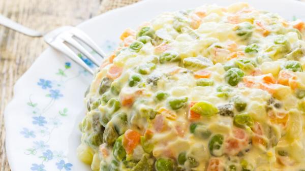 Los chefs vascos coinciden: “El error más habitual al hacer ensaladilla rusa es dejar parte del aceite del atún en la mezcla y no hacer mayonesa casera” - Preparación de la ensaladilla rusa paso a paso