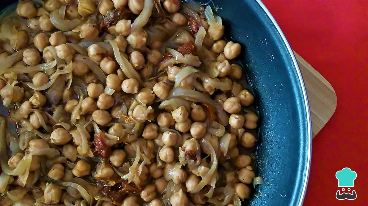 Receta de Garbanzos fritos con cebolla y tomate