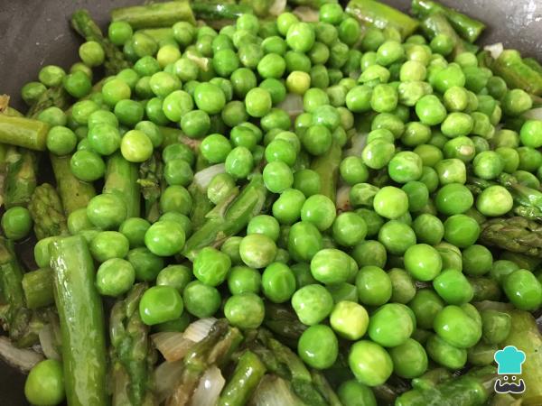 Receta de Revuelto de espárragos y champiñones - También con guisantes - Paso 4