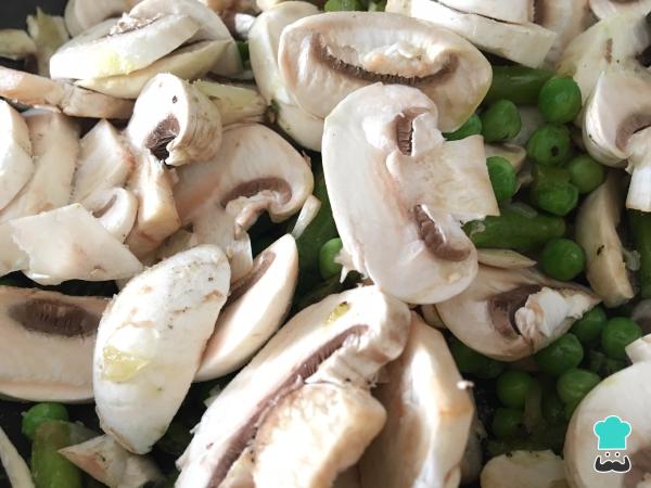 Receta de Revuelto de espárragos y champiñones - También con guisantes - Paso 5