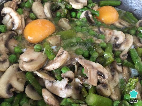 Receta de Revuelto de espárragos y champiñones - También con guisantes - Paso 6