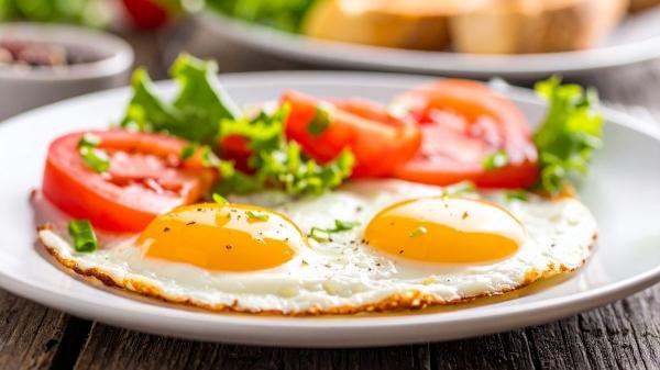 De Carlos Alcaraz a Rosalía o el chef José Andrés: los desayunos más saludables entre los famosos que puedes preparar en tu casa - El desayuno favorito de José Andrés: huevos con tomate natural